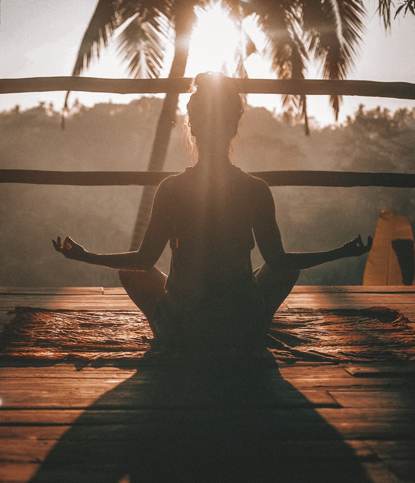 Persona meditando en calma junto a la ventana